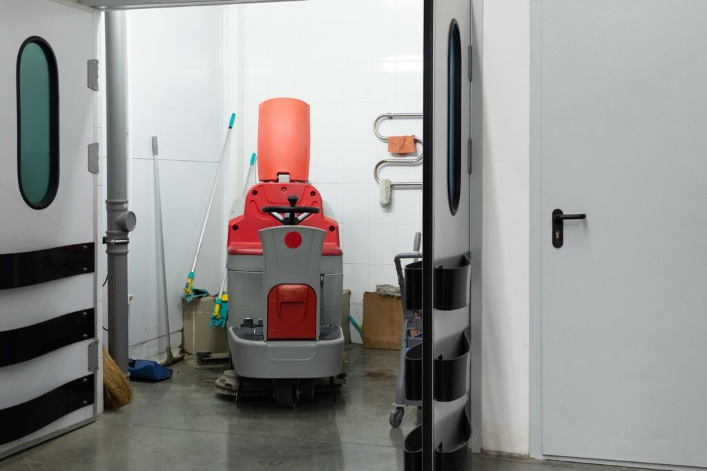 Scheuersaugmaschine im Technikraum – Voltrana Batterien für Reinigungsmaschinen